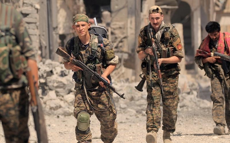 © Reuters. الدولة الإسلامية محاصرة في الرقة لكن قياديا كرديا يتوقع معركة طويلة