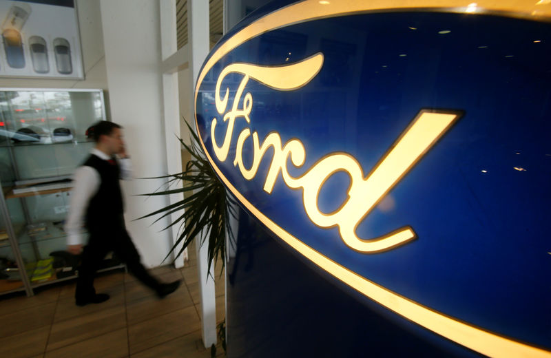 © Reuters. FILE PHOTO: The logo of Ford Motor Company is on display at a dealership in Moscow