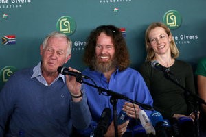 © Reuters. Malcom McGowan, father of Stephen McGowan, who was kidnapped by al Qaeda in Mali in 2011, addresses a media conference in Johannesburg