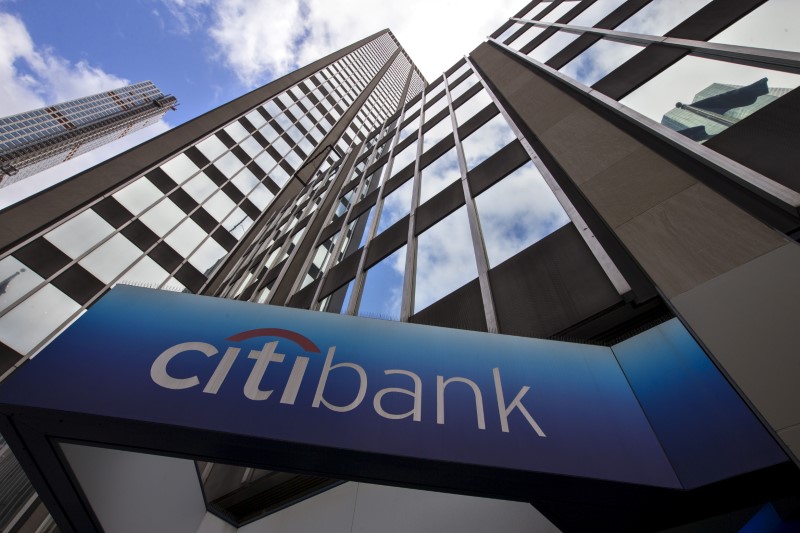 © Reuters. FILE PHOTO -A view of the exterior of the Citibank corporate headquarters in New York