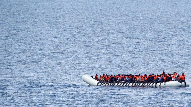 © Reuters. Imigrantes em bote, no mar Mediterrâneo