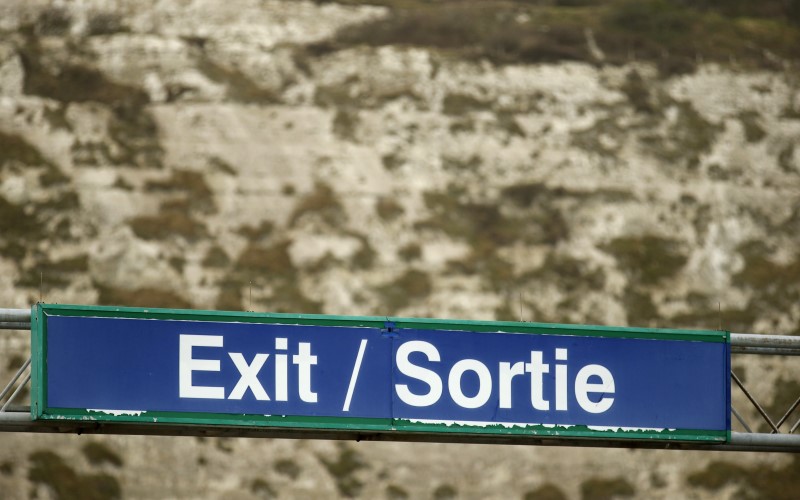 © Reuters. FILE PHOTO - An exit sign printed in English and French is seen in front of the White cliffs of Dover, at the Dover ferry terminal