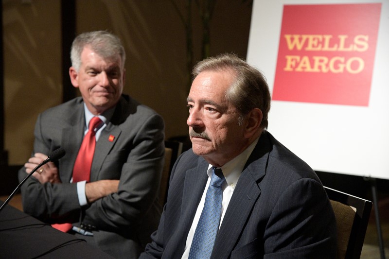 © Reuters. Wells Fargo CEO Tim Sloan (L) listens as Chairman Stephen Sanger answers a question from reporters after the annual shareholder meeting in Jacksonville