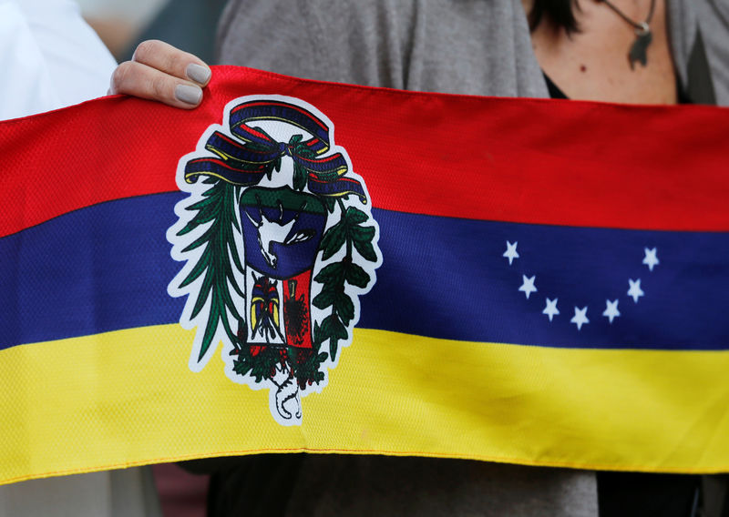 © Reuters. Mulher segura bandeira da Venezuela durante protesto contra a Assembleia Nacional Constituinte, na Cidade do México