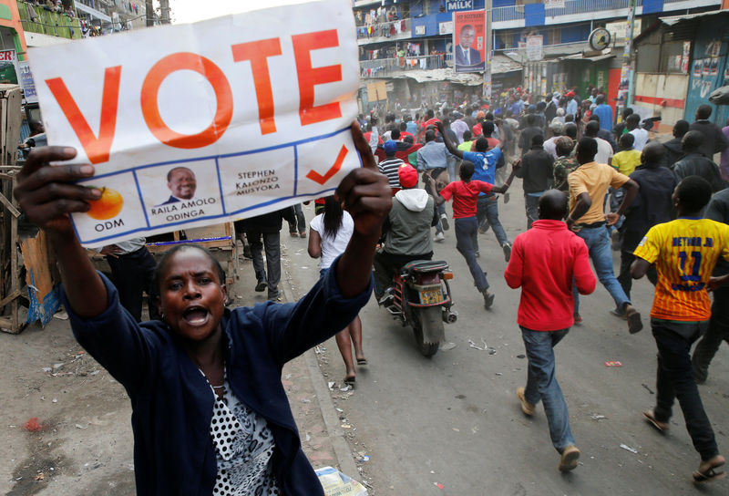 © Reuters. Partidária do líder de oposição do Quênia, Raila Odinga, durante protesto em Nairóbi