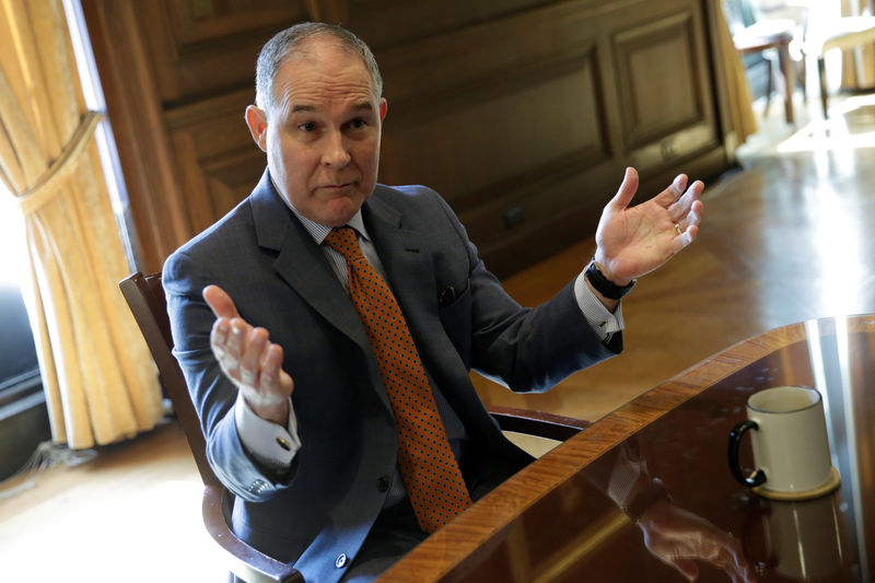 © Reuters. Environmental Protection Agency Administrator Scott Pruitt speaks during an interview for Reuters