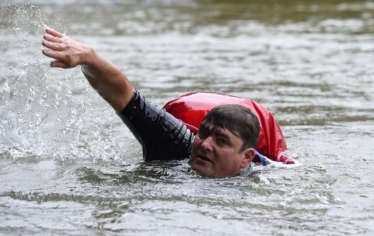 © Reuters. Benjamin David nada de casa para o trabalho no rio Isar, em Munique, Alemanha