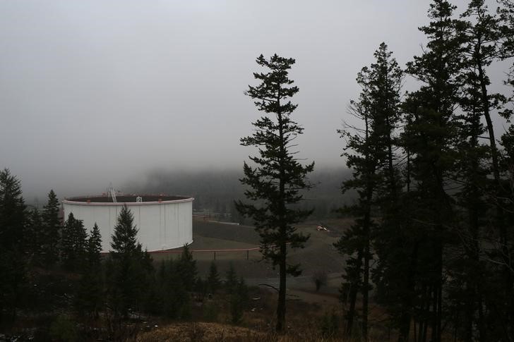 © Reuters. FILE PHOTO: A crude oil storage tank at Kinder Morgan's Trans Mountain Pipeline terminal is seen in Kamloops