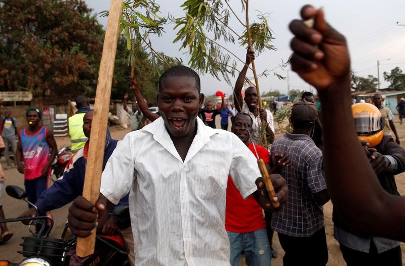 © Reuters. Apoiadores do candidato opositor do Quênia Raila Odinga comemoram nas ruas