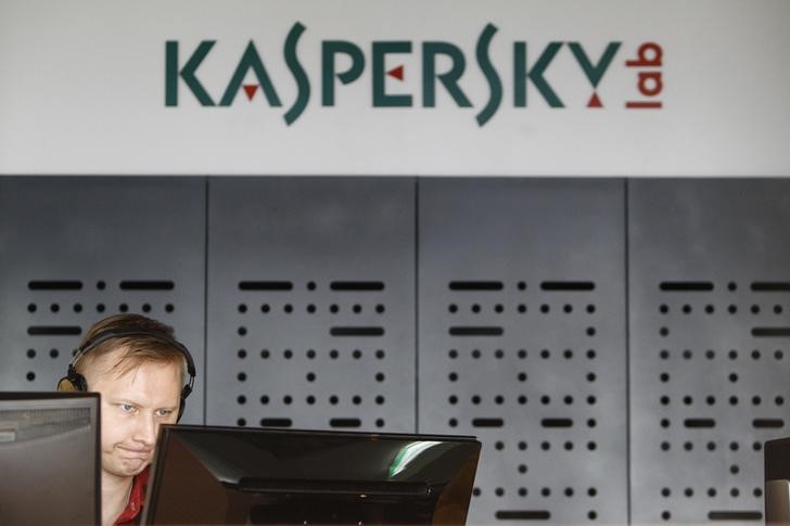 © Reuters. An employee works near screens in the virus lab at the headquarters of Russian cyber security company Kaspersky Labs in Moscow