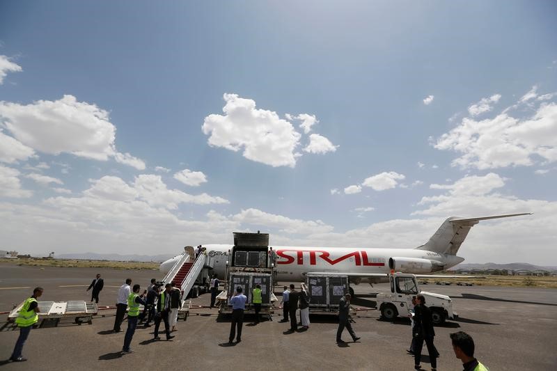 © Reuters. التحالف بقيادة السعودية يطلب من الأمم المتحدة إدارة مطار صنعاء