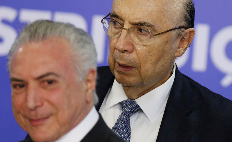 © Reuters. Temer e Meirelles durante cerimônia em Brasília