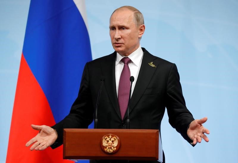 © Reuters. FILE PHOTO: Russian President Vladimir Putin speaks during a news conference after the G20 summit in Hamburg