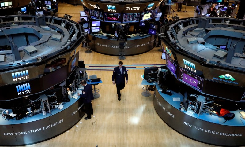 © Reuters. Traders work on the floor of the NYSE in New York City