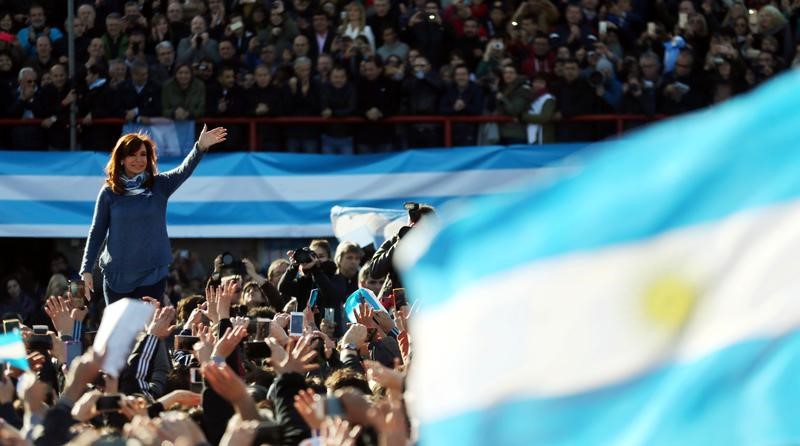 © Reuters. Former Argentine President Fernandez de Kirchner waves during a rally in Buenos Aires