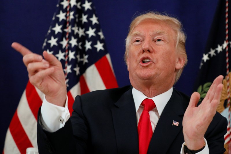 © Reuters. Trump speaks to reporters after a security briefing at his golf estate in Bedminster, New Jersey