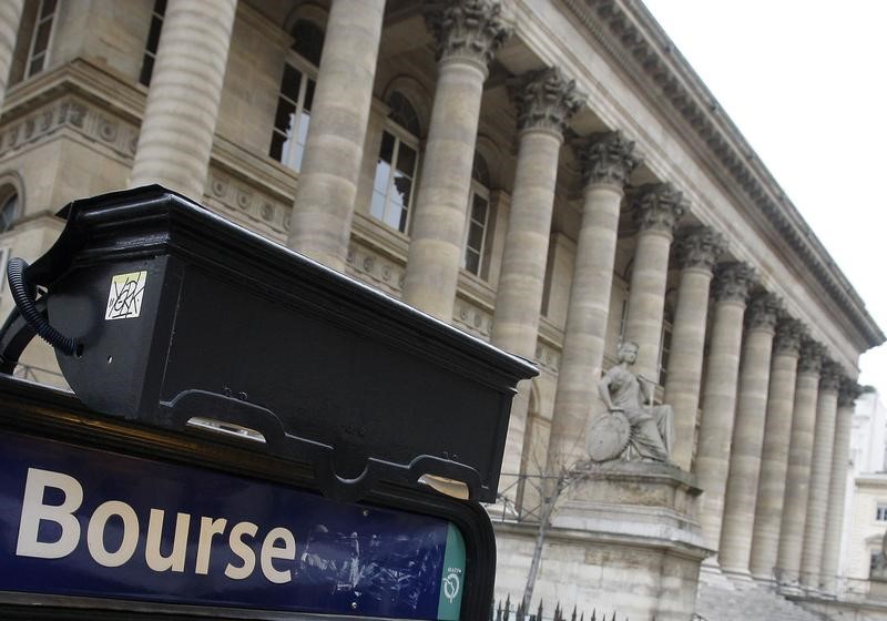 © Reuters. LES BOURSES EUROPÉENNES ÉVOLUENT EN NET REPLI À L'OUVERTURE