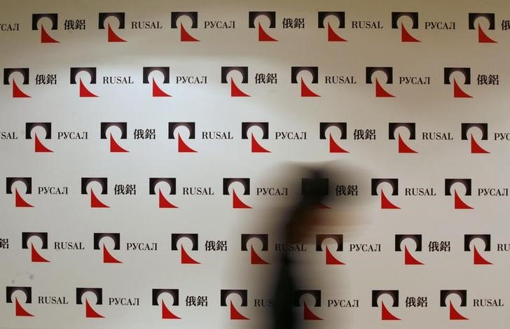 © Reuters. Логотипы Русала на пресс-конференции в Гонконге