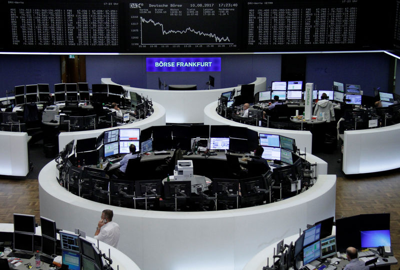 © Reuters. Traders work in front of the German share price index, DAX board, at the stock exchange in Frankfurt