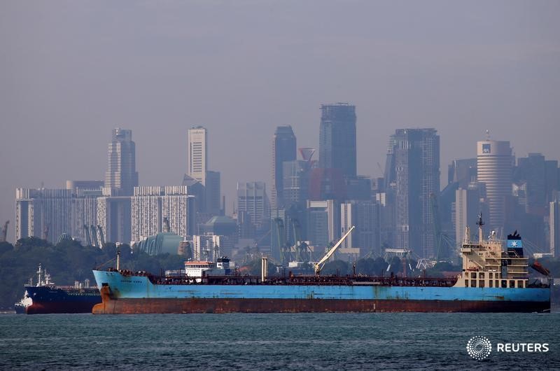 © Reuters. Нефтеналивной танкер у берегов Сингапура
