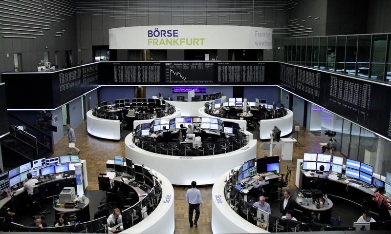 © Reuters. Зал фондовой биржи во Франкфурте-на-Майне