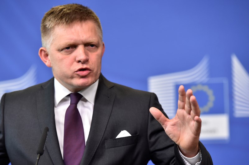 © Reuters. Slovakia's PM Fico and EC President Juncker hold a news conference in Brussels