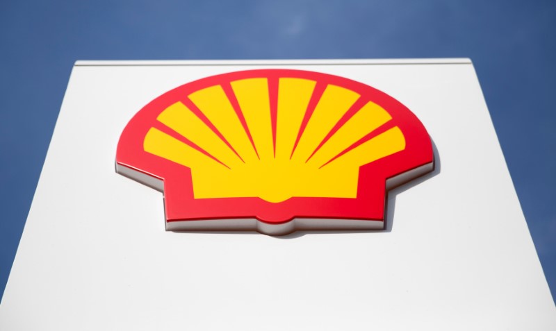 © Reuters. FILE PHOTO -A logo for Shell is seen on a garage forecourt in central London