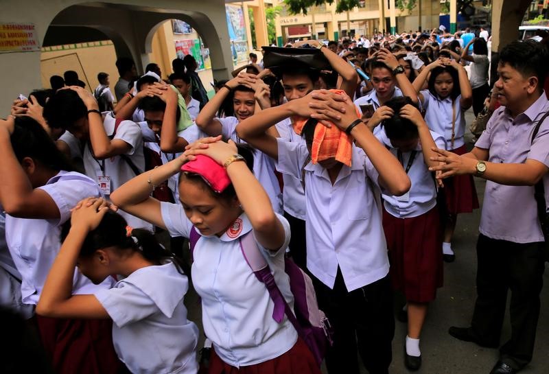 © Reuters. Estudantes são removidos de escola, depois que um terremoto atingiu a ilha filipina de Luzon