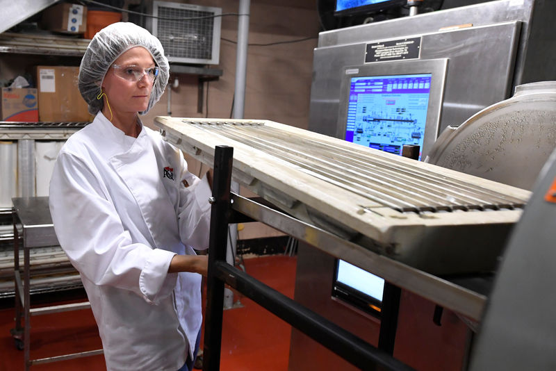 © Reuters. Lea M Mohr makes packaged meals with new microwave technology that Amazon is evaluating in Evansville