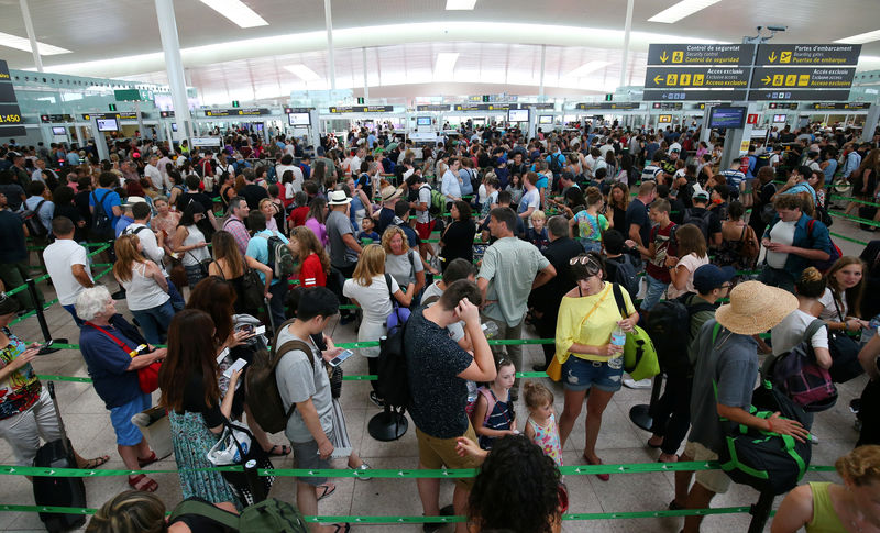 © Reuters. La Guardia Civil asumirá el control de accesos en el aeropuerto de Barcelona