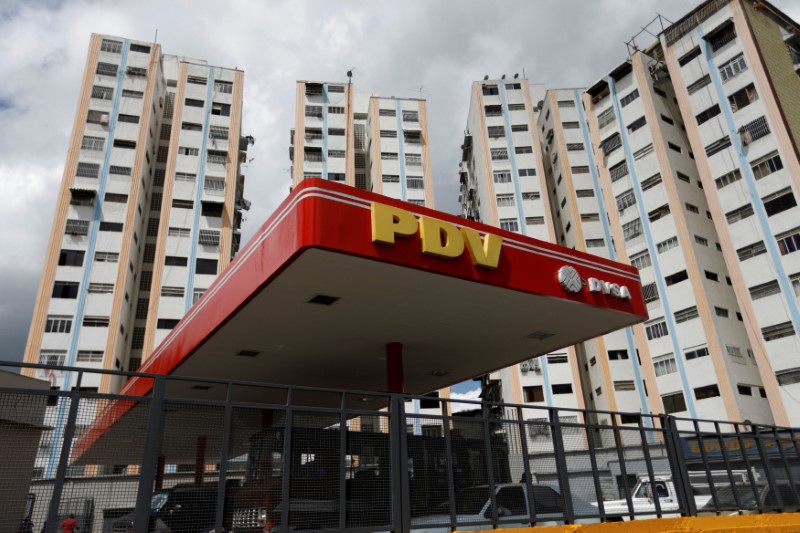 © Reuters. FILE PHOTO - A PDVSA gas station is seen next to building apartments in Caracas