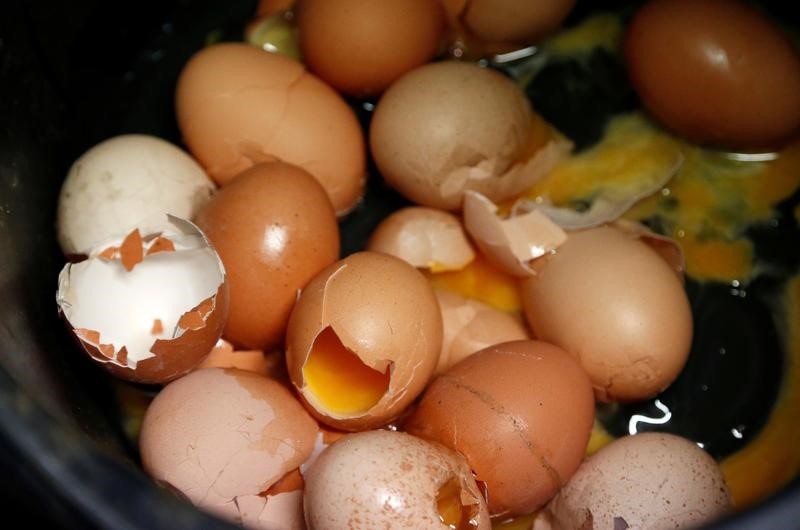 © Reuters. Ue convoca riunione su uova contaminate, min Salute: non distribuite in Italia