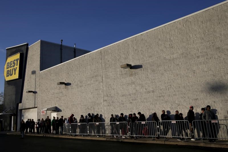 © Reuters. People wait in line to enter a Best Buy store in Westbury, New York