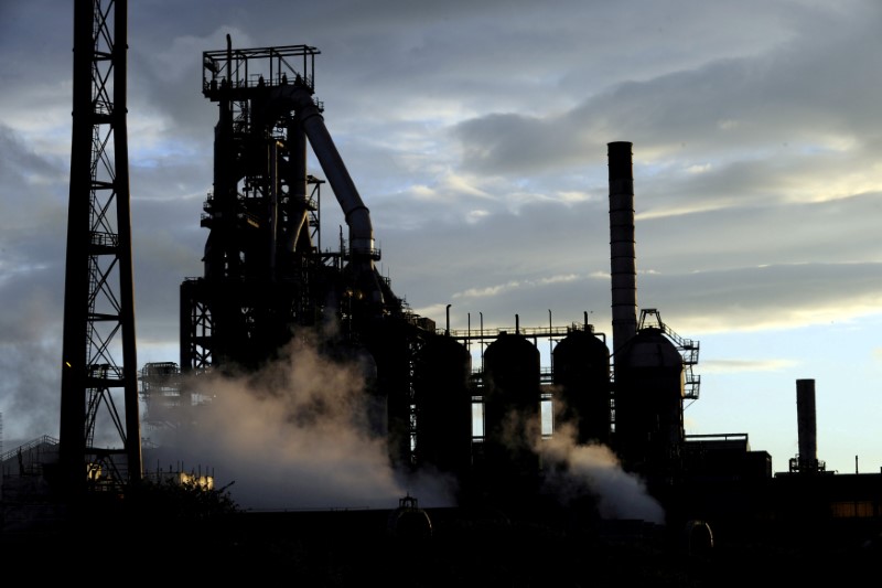 © Reuters. FILE PHOTO: The Tata Steel plant seen at sunset in Port Talbot, South Wales