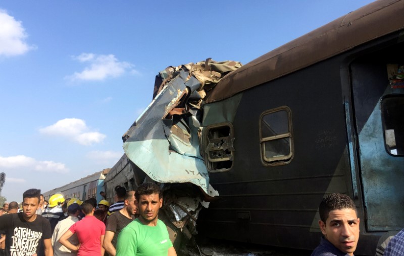 © Reuters. Egípcios observam trens que colidiram perto da estação de Khorshid, na cidade costeira de Alexandria