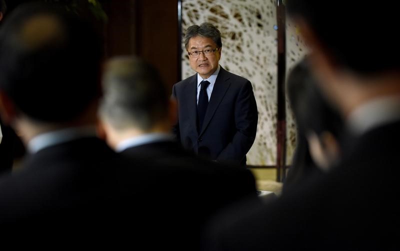 © Reuters. FILE PHOTO: U.S. Special Representative for North Korea Policy Joseph Yun answers questions from reporters following meeting with Japan and South Korea chief nuclear negotiators in Tokyo