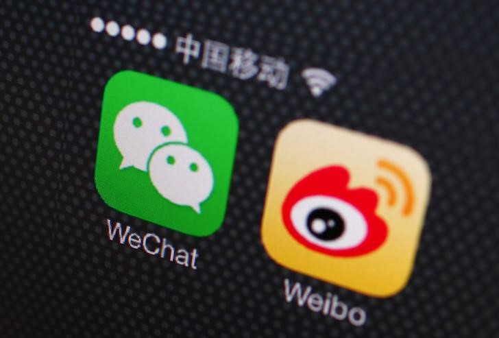 © Reuters. Aplicativos da WeChat e Weibo em tela de celular em Pequim, China