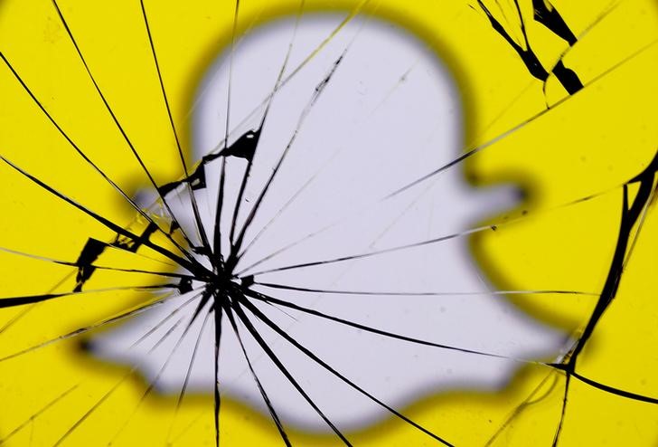 © Reuters. Logo do Snapchat em dispositivo com tela quebrada