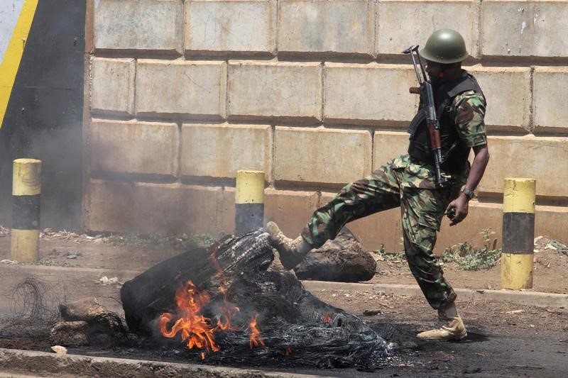 © Reuters. الشرطة الكينية تطلق الغاز المسيل للدموع لتفريق احتجاجات سياسية