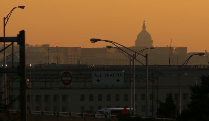 © Reuters. FILE PHOTO: Sunrise over the Capitol on the second day of the government shutdown in Washington