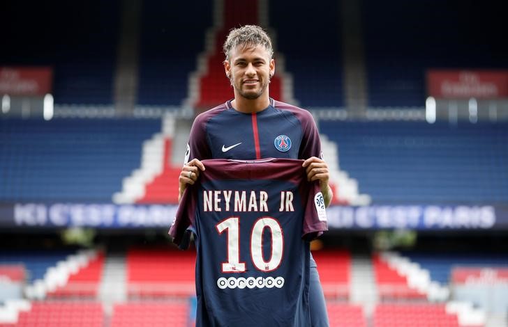 © Reuters. Apresentação de Neymar ao Paris St Germain