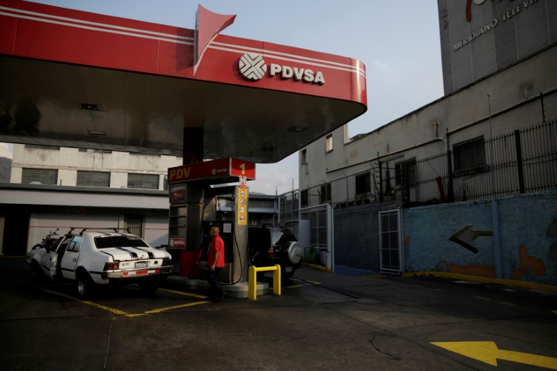 © Reuters. FILE PHOTO: The corporate logo of the state oil company PDVSA is seen at a gas station in Caracas