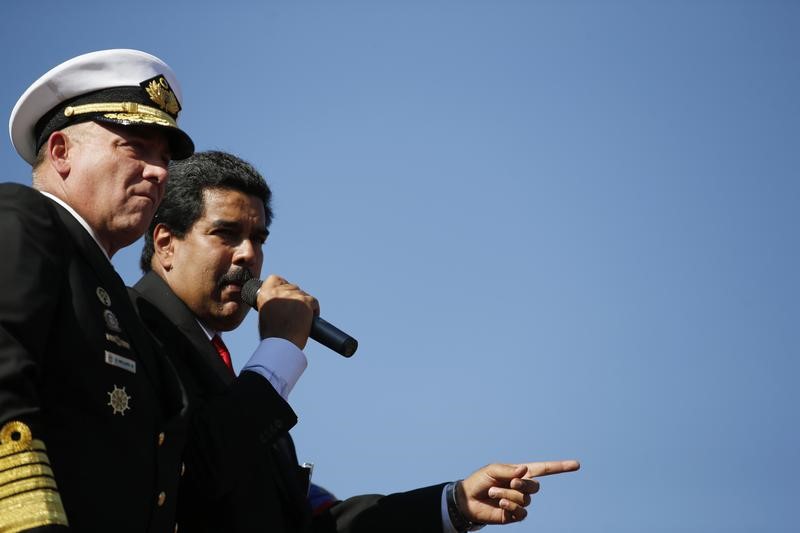 © Reuters. Foto de archivo- El presidente Nicolás Maduro parado al lado del entonces ministro de la Defensa, Diego Molero (izquierda),  y actual embajador de Venezuela en Perú, mientras habla a miles de seguidores del fallecido presidente Hugo Chávez en Caracas