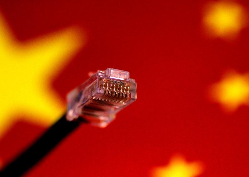 © Reuters. Foto de archivo. Un cable de una red de ordenadores se ve delante de la bandera de China