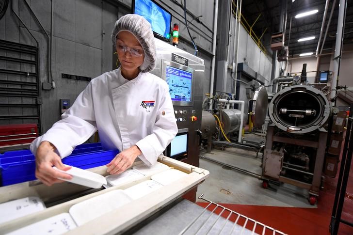 © Reuters. Lea M Mohr, directora de servicios técnicos, prepara paquetes para la máquina MATS-B en la instalaciones Ameriqual que están siendo evaluadas por Amazon.com Inc en Evansville, Indiana
