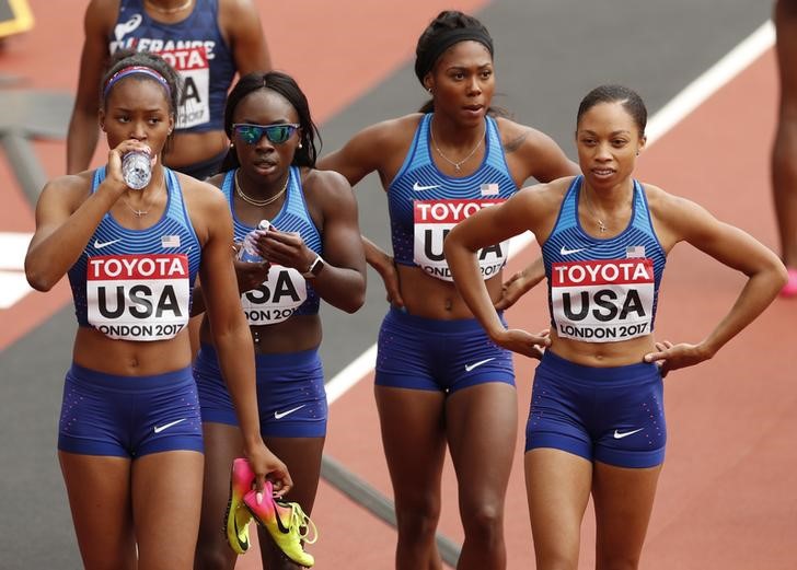 © Reuters. أمريكا تتفوق في تصفيات سباق أربعة في 100 متر تتابع للسيدات