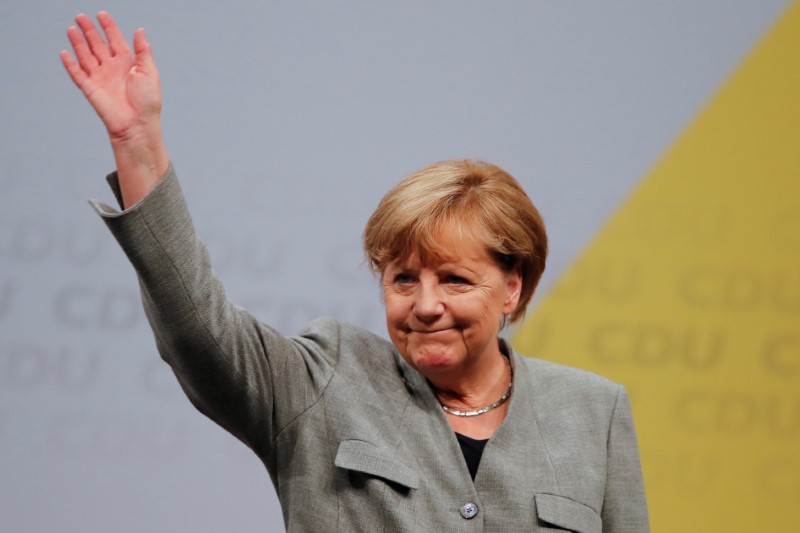 © Reuters. Merkel rechaza las cuotas para coches eléctricos defendidas por su rival electoral