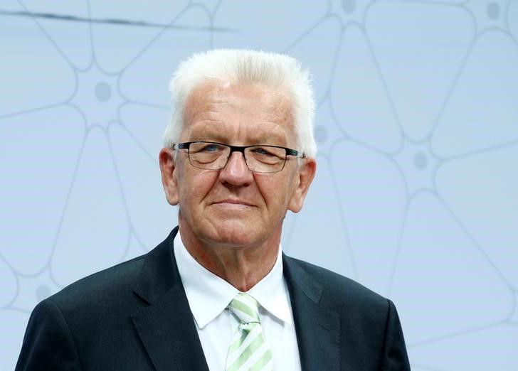 © Reuters. FILE PHOTO - Winfried Kretschmann, state Premier of the German federal state of Baden-Wuerttemberg, looks on in Ludwigshafen