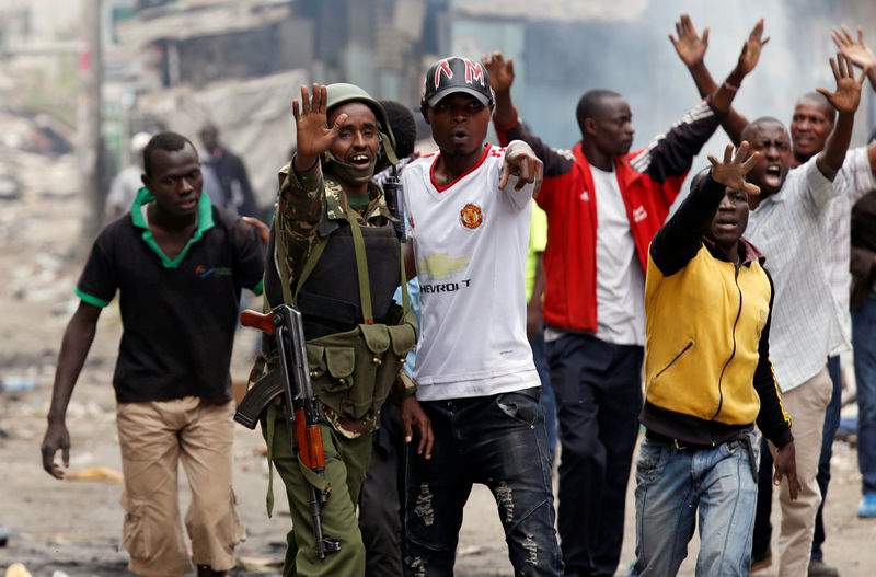 © Reuters. Protesters supporting opposition leader Raila Odinga attempt to make peace with policemen in Mathare, in Nairobi