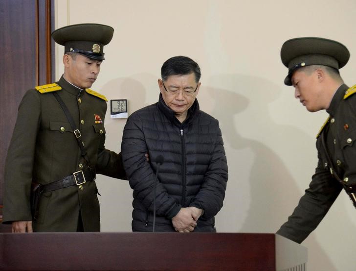 © Reuters. قس كندي يعود لمنزله بعد سجنه في كوريا الشمالية